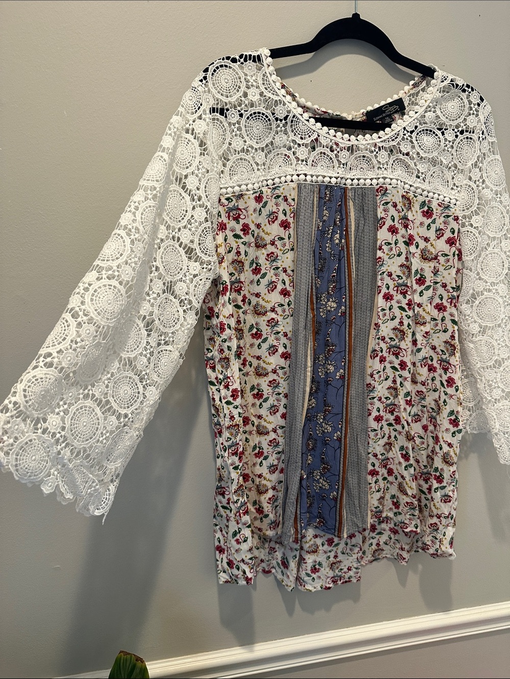 Suzanne Betro White Lace Sleeve Floral Patchwork Blouse